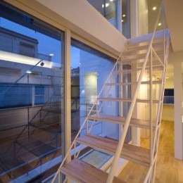 南長崎の家 (子世帯、３階への鉄骨トラス階段。夜景)