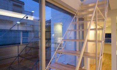 南長崎の家 (子世帯、３階への鉄骨トラス階段。夜景)