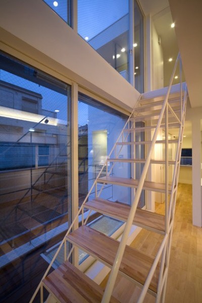 子世帯、３階への鉄骨トラス階段。夜景 (南長崎の家)