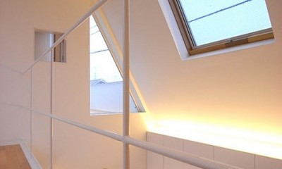 南長崎の家 (３階ブリッジよりトップライト、三角形のハイサイドライト、間接照明を見る。)