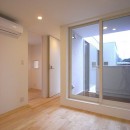 南長崎の家の写真 ３階主寝室。プライベートデッキを見る。