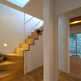田園調布の家 (階段＆廊下。２階ガラス床より光が射し込む。)