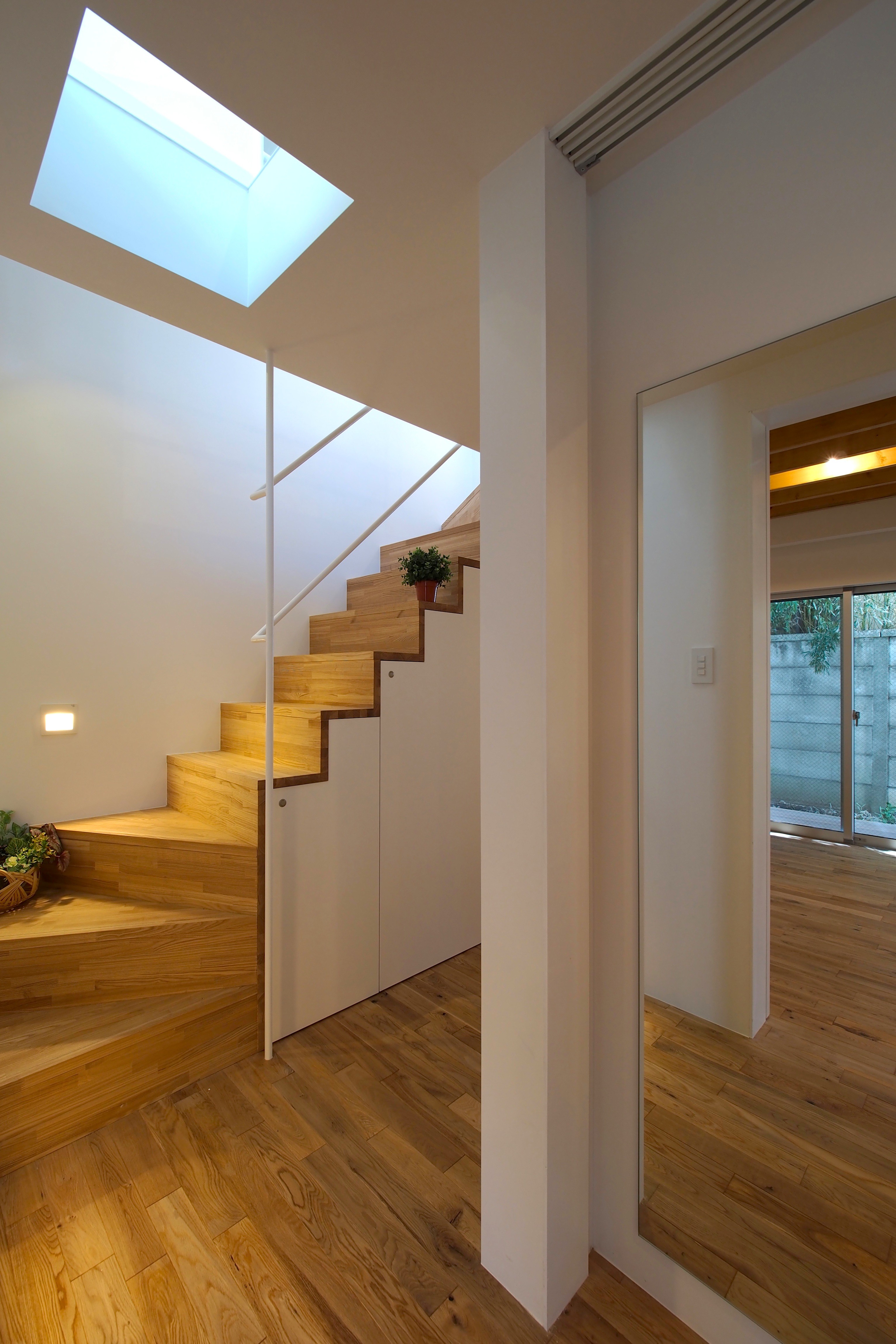 その他事例：階段＆廊下。２階ガラス床より光が射し込む。（田園調布の家）
