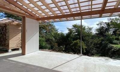 亀岡の作業小屋 / 陶芸家の窯場 (フリースペースから庭を望む)