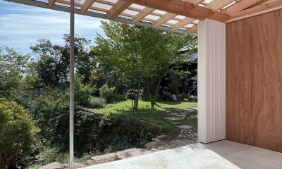 亀岡の作業小屋 / 陶芸家の窯場 (フリースペースから庭を望む)