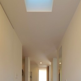 借景の家 (玄関上部ガラス床。光のお裾分けと同時に２階の様子がわかります。)