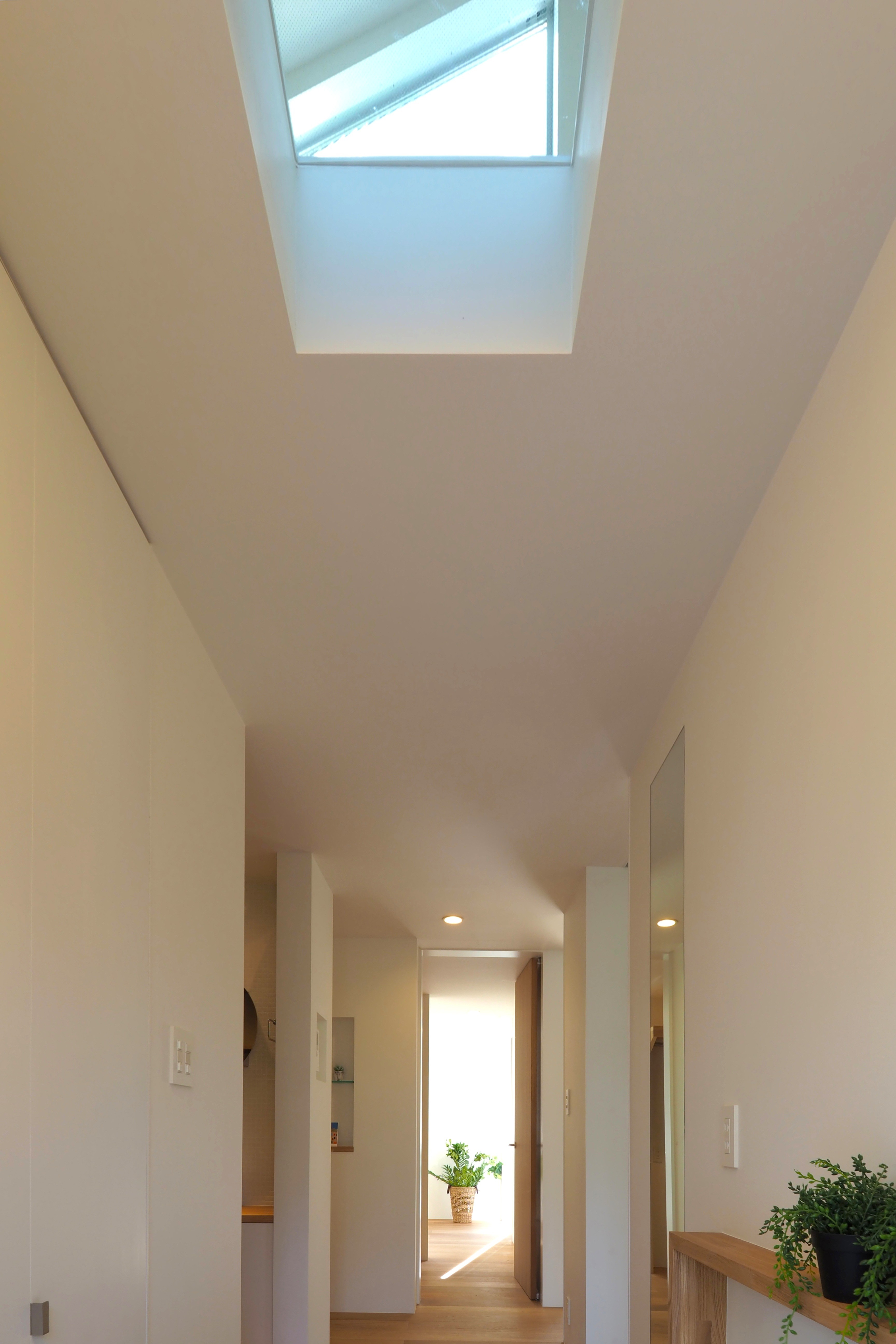 玄関事例：玄関上部ガラス床。光のお裾分けと同時に２階の様子がわかります。（借景の家）