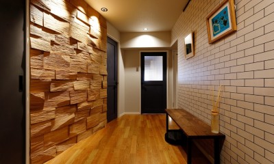 粗削りな壁面が印象的な玄関ホール｜個性的な壁
