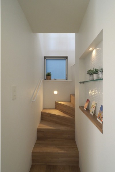 ２階への階段。 (借景の家)
