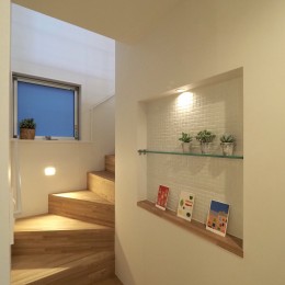 借景の家 (２階への階段と飾り棚)