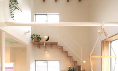 借景の家 (２階リビング、スタディコーナー、ロフトへの階段。)