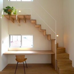 借景の家 (ロフトへの階段。集成材片持ちの階段。)