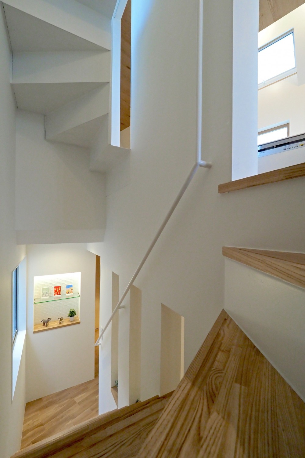 東新小岩の家 (２階→３階の階段見下げ。飾り棚。)