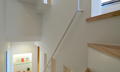 東新小岩の家 (２階→３階の階段見下げ。飾り棚。)