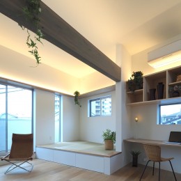 東新小岩の家 (３階畳コーナー＆ワークスペース。燃代設計で木顕しの梁そのものが照明器具。)