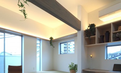 東新小岩の家 (３階畳コーナー＆ワークスペース。燃代設計で木顕しの梁そのものが照明器具。)