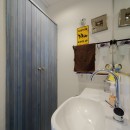 海をおもわせるアンティークブルーの住まいの写真 シャビーな趣ある洗面室