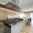 眺望に伸びる家／東京都目黒区の写真 和モダンの空間を引き締めるソリッドなキッチン