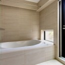 眺望に伸びる家／東京都目黒区の写真 坪庭のあるバスルーム