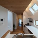 東新小岩の家の写真 キッチン。勾配天井にトップライト。