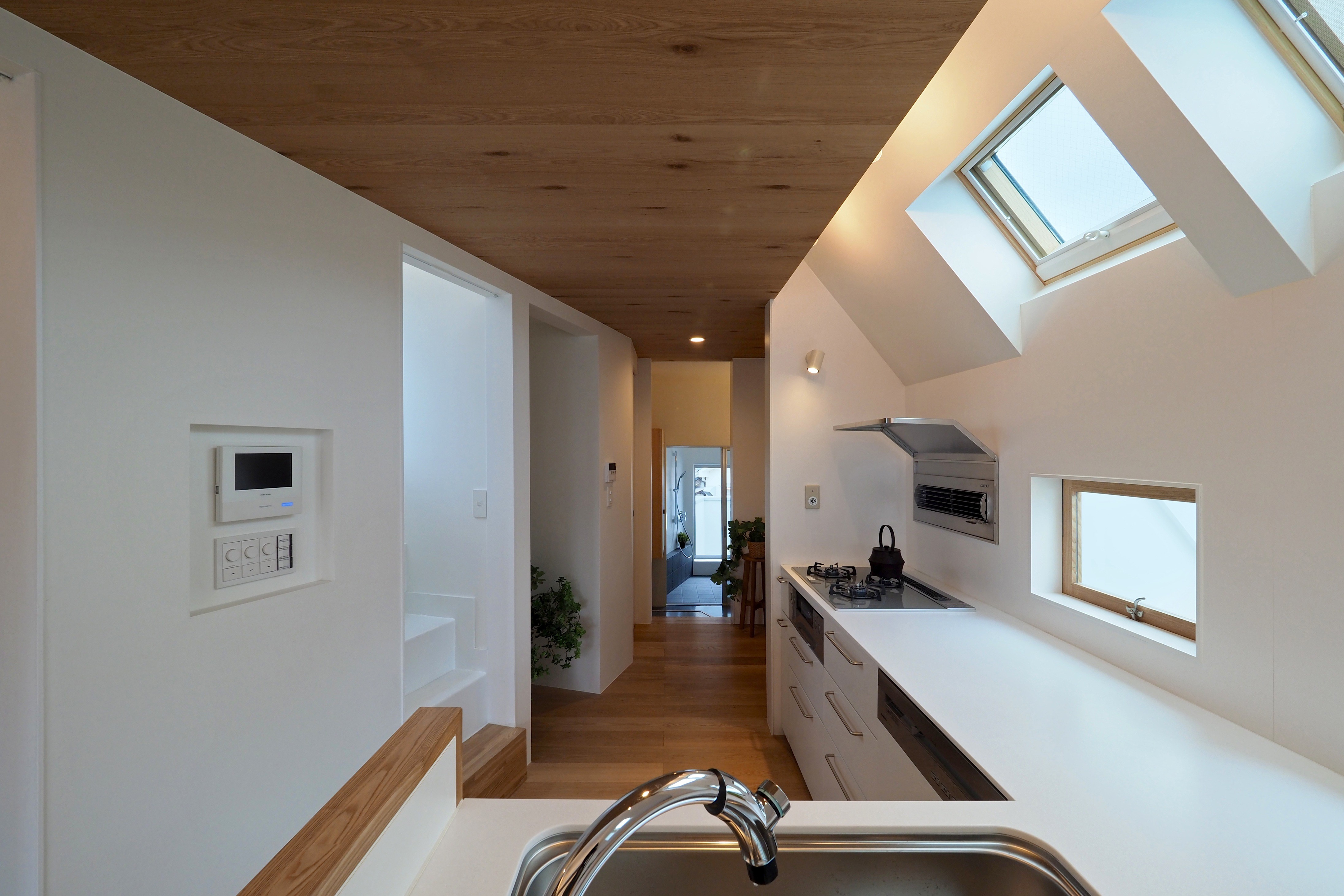 キッチン事例：キッチン。勾配天井にトップライト。（東新小岩の家）