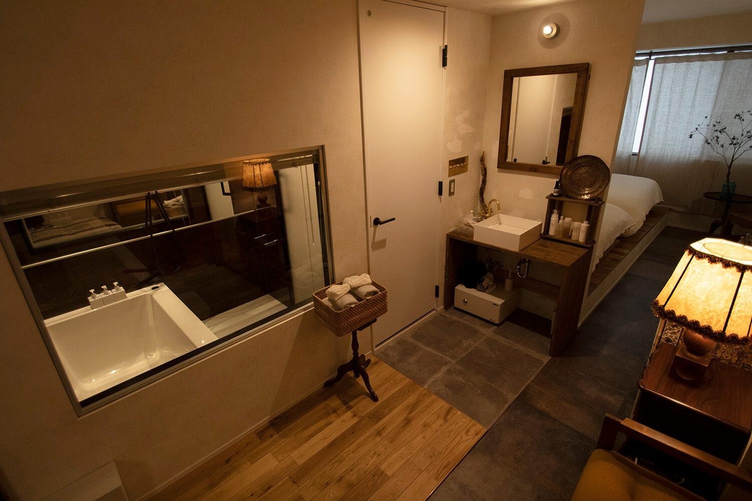 バス/トイレ事例：room（東京の片隅で、物語が詰まった本と雑貨でくるんだ小さな宿）