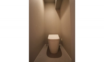 トイレ｜木の優しい色合いとアクセントクロスが映えるマンションリノベ