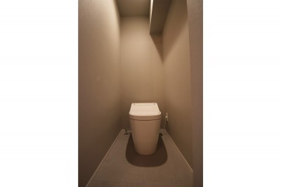 トイレ (木の優しい色合いとアクセントクロスが映えるマンションリノベ)
