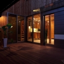 緑豊かな敷地環境を継承する木造スケルトンハウスの写真 夜景２