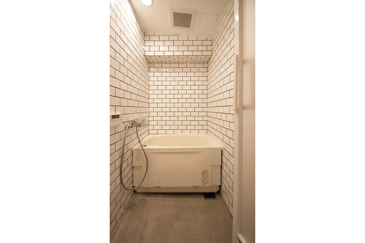 バス/トイレ事例：浴室（木の優しい色合いとアクセントクロスが映えるマンションリノベ）