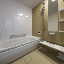 開放感に満ちた理想の西海岸風テイストに包まれた暮らしの写真 浴室