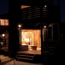 緑豊かな敷地環境を継承する木造スケルトンハウスの写真 夜景１