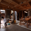 緑豊かな敷地環境を継承する木造スケルトンハウスの写真 ダイニングキッチン＋エントランス