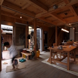 緑豊かな敷地環境を継承する木造スケルトンハウス (ダイニングキッチン＋エントランス)