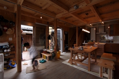 ダイニングキッチン＋エントランス (緑豊かな敷地環境を継承する木造スケルトンハウス)