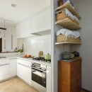 居心地の良いナチュラルスタイルの家の写真 清潔感溢れるホワイトを基調としたキッチン