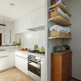 清潔感溢れるホワイトを基調としたキッチン (居心地の良いナチュラルスタイルの家)