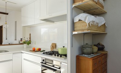 居心地の良いナチュラルスタイルの家 (清潔感溢れるホワイトを基調としたキッチン)