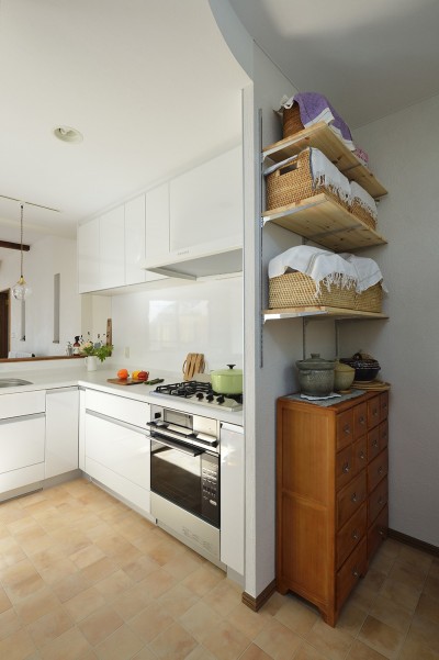 清潔感溢れるホワイトを基調としたキッチン (居心地の良いナチュラルスタイルの家)