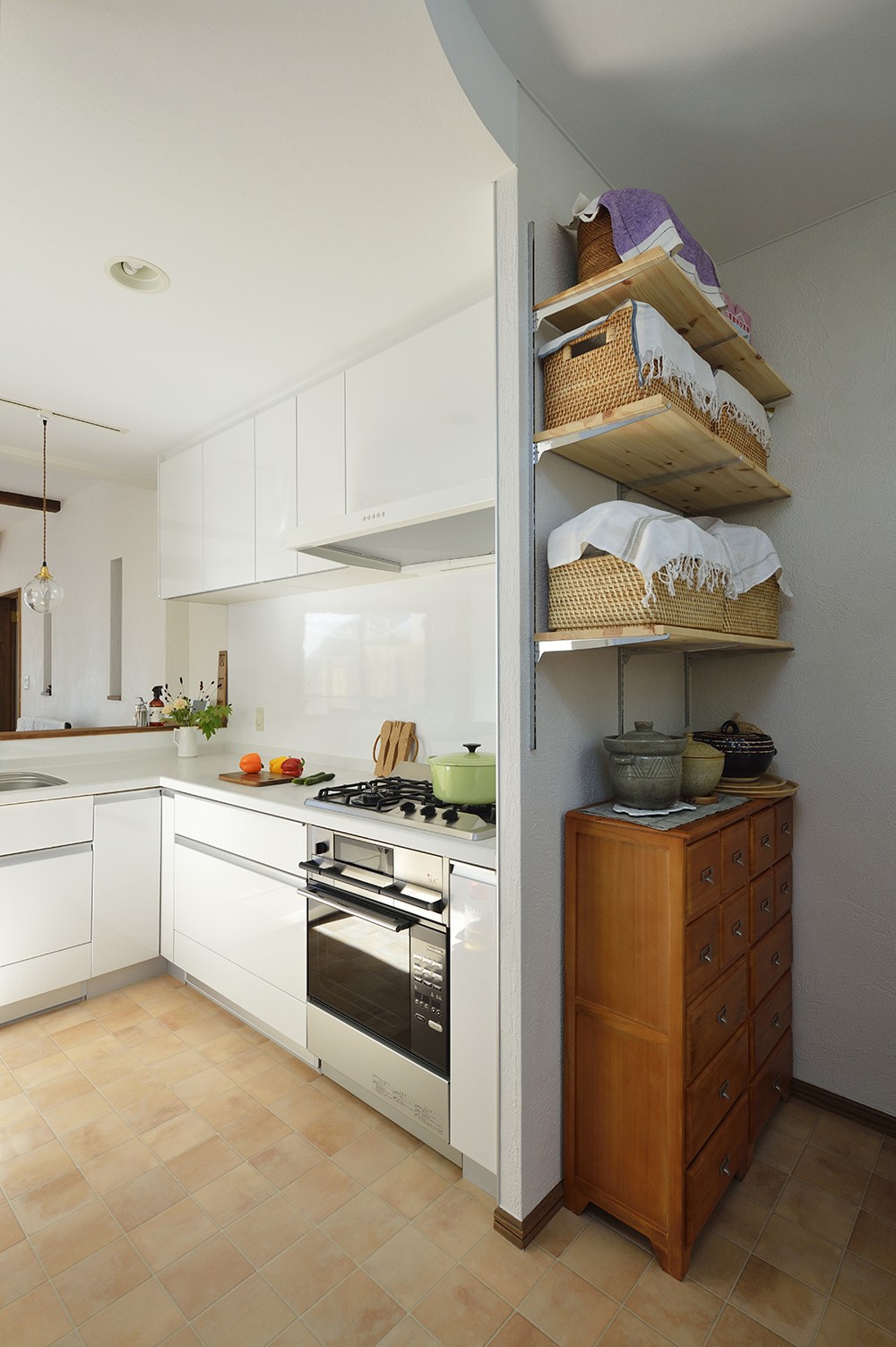 キッチン事例：清潔感溢れるホワイトを基調としたキッチン（居心地の良いナチュラルスタイルの家）