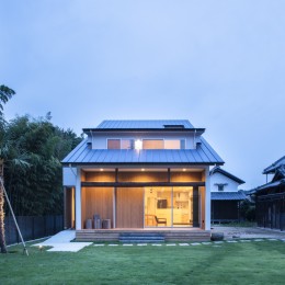 岸和田の家－wide eaves house－ (外観（夜）)