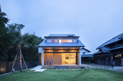 岸和田の家－wide eaves house－ (外観（夜）)