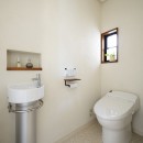 居心地の良いナチュラルスタイルの家の写真 ナチュラル・ホワイトのトイレ