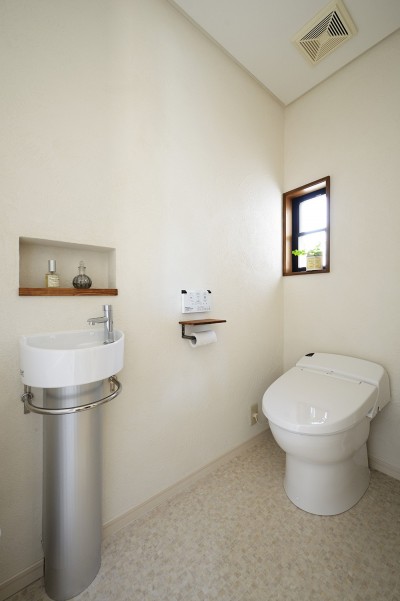 ナチュラル・ホワイトのトイレ (居心地の良いナチュラルスタイルの家)