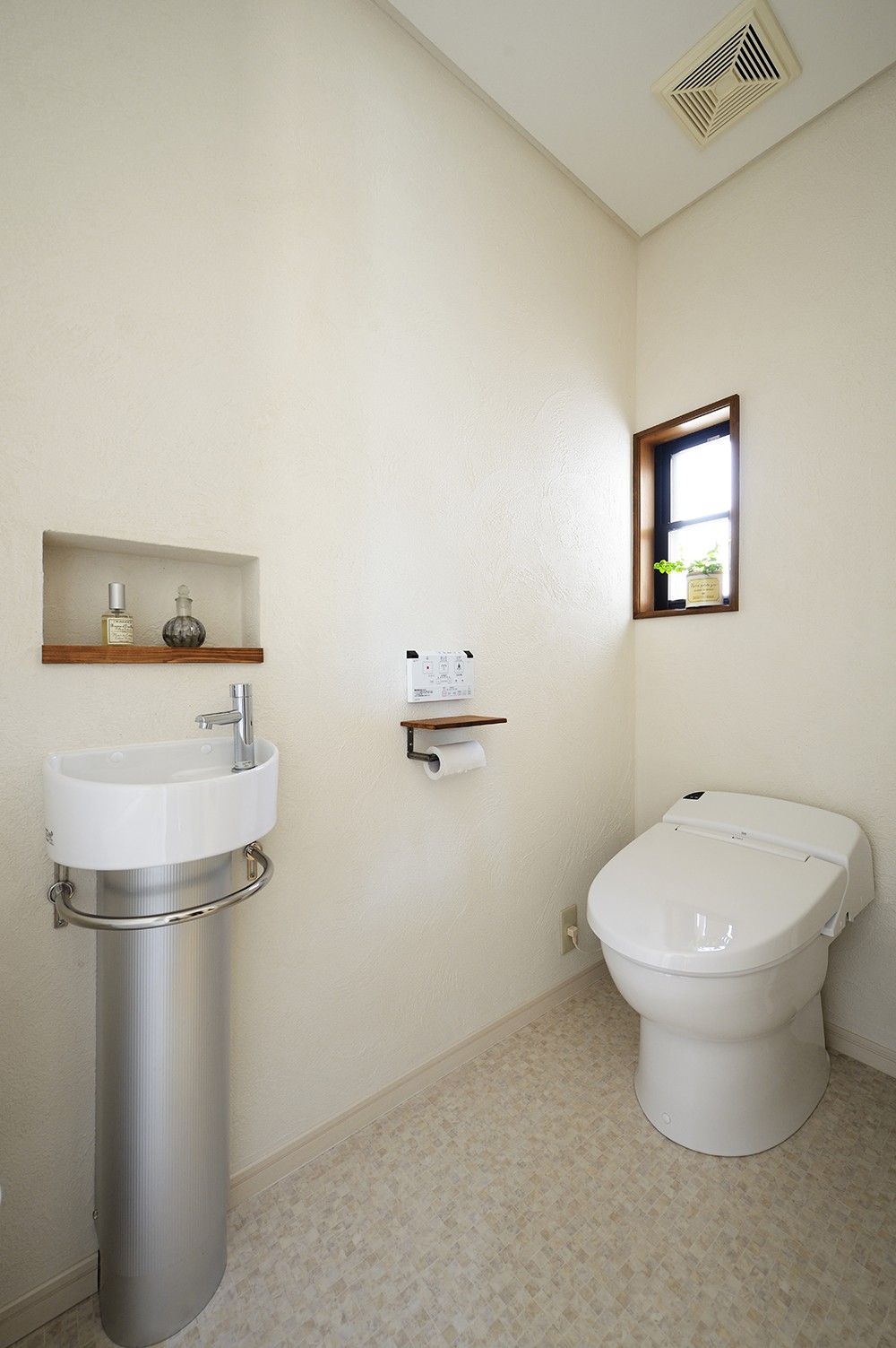 バス/トイレ事例：ナチュラル・ホワイトのトイレ（居心地の良いナチュラルスタイルの家）