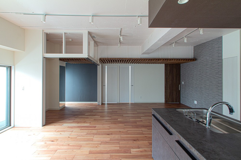 ルーバー天井の家：２戸→１戸に、広さを感じる一体空間に改装