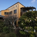 緑豊かな敷地環境を継承する木造スケルトンハウスの写真 外観１