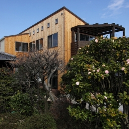 緑豊かな敷地環境を継承する木造スケルトンハウス-外観１
