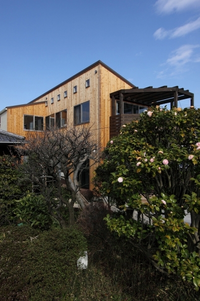 緑豊かな敷地環境を継承する木造スケルトンハウス (外観１)