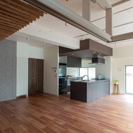 ルーバー天井の家：２戸→１戸に、広さを感じる一体空間に改装！マンションリノベーション